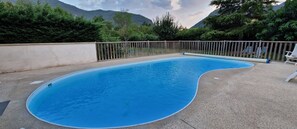 Pool - Holiday Home 'Gîte Le Devant De La Chaux' with Shared Pool, Private Terrace and Wi-Fi (Pontaix)