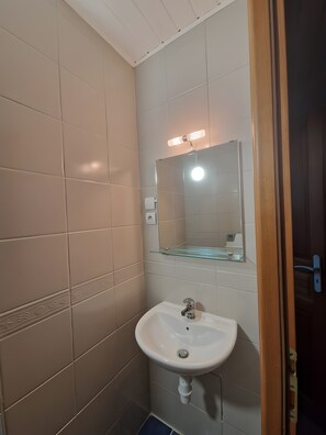 Shower, hair dryer, towels - Holiday Home 'Gîte Le Devant De La Chaux' with Shared Pool, Private Terrace and Wi-Fi (Pontaix)