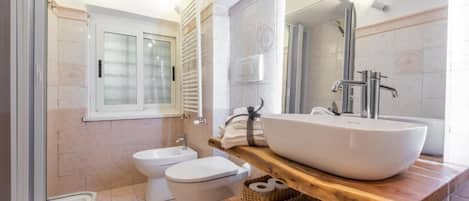 Douche, sĂšche-cheveux, bidet, serviettes fournies
