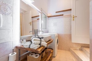 Shower, hair dryer, bidet, towels - CHEZ MONTI - IN HEART OF ROME (Roma)