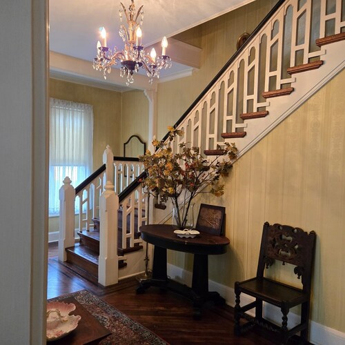 Spacious 4-bedroom house in quaint Plainfield with AC And WiFi