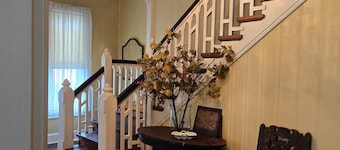 Spacious 4-bedroom house in quaint Plainfield with AC And WiFi