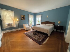 4 bedrooms, desk, iron/ironing board, free WiFi