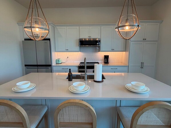 Microwave, stovetop, dishwasher, coffee/tea maker