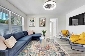 Living area - NEW 15%OFF! Luxury home with Pool Near Airport (West Palm Beach)