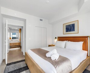 Desk, iron/ironing board, travel cot, WiFi - Brand-New Luxury 1BR in Crosby - Rooftop pool (Miami)