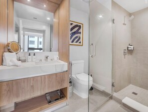 Shower, hair dryer, towels, shampoo - Brand-New Luxury 1BR in Crosby - Rooftop pool (Miami)