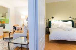 Escritorio, tabla de planchar con plancha, wifi y ropa de cama 