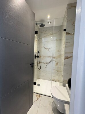 Shower, towels, soap, shampoo - The Oakley Street Residence - Terrace View Appt (2) (London)