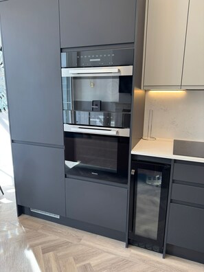 Kühlschrank, Mikrowelle, Ofen, Wasserkocher mit Kaffee-/Teezubehör