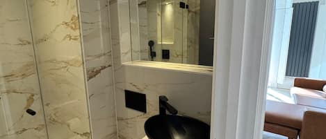 Douche, serviettes fournies, savon, shampoing