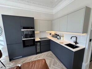 Fridge, microwave, oven, coffee/tea maker - The Oakley Street Residence - Terrace View Appt (2) (London)