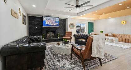 DFW Basecamp ✨ Sleeps 16
⚽ FIFA Retreat ✦ 🤠 Stockyards ✦ 🎤 Karaoke ✦ 🏀 Court 🌌