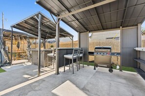 Outdoor dining - DFW Basecamp ✨ Sleeps 26
⚽ FIFA Retreat ✦ 🤠 Stockyards ✦ 🎤 Karaoke ✦ 🏀 Court 🌌 (Fort Worth)