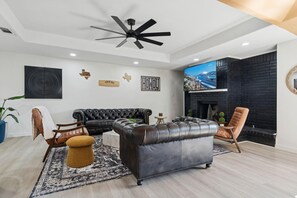 Living area - DFW Basecamp ✨ Sleeps 26
⚽ FIFA Retreat ✦ 🤠 Stockyards ✦ 🎤 Karaoke ✦ 🏀 Court 🌌 (Fort Worth)