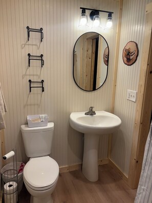 Sèche-cheveux, serviettes fournies, savon, papier toilette