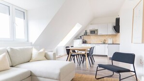 Un loft moderno con comedor, cocina y zona de estar.