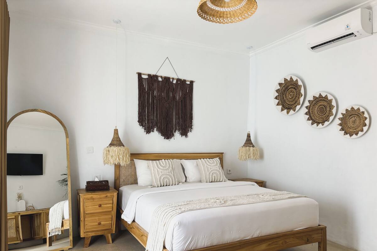 Deluxe Double Room | In-room safe, desk, laptop workspace, iron/ironing board