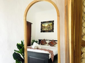Meja, ruang kerja komputer riba, seterika/papan seterika, Wi-fi percuma 
