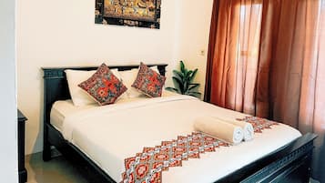 Desk, laptop workspace, iron/ironing board, free WiFi