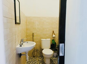 Douche, articles de toilette gratuits, sèche-cheveux