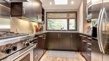 Fridge, oven, stovetop, dishwasher