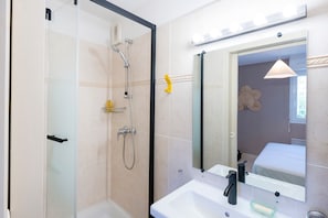 Een douche, een haardroger, handdoeken