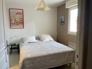 Een strijkplank/strijkijzer, wifi, beddengoed