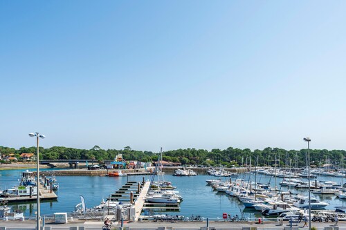 Spacious T3 Capsea with Private Terrace & Port View