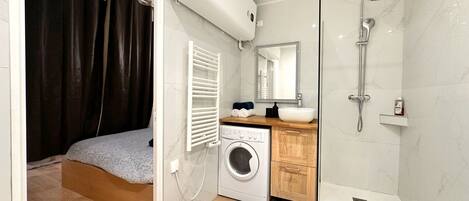 Departamento Deluxe | Baño | Regadera, amenidades de baño gratuitas, toallas, jabón