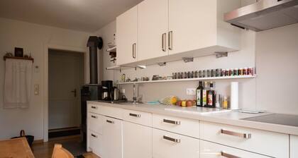 Ruhige, gepflegte ****Ferienwohnung, EG mit Terrasse & Garten, zentral in Murnau