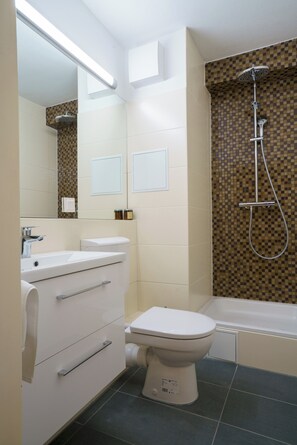 Shower, hair dryer, towels - Vienna Residence, Rochusmarkt - Wien Mitte #6626 (Vienna)