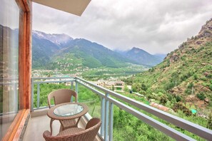 Premium Double Room, Balcony, Valley View | Property grounds