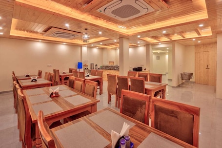 Restauración. MRPS Eco Eden Resort And Spa Manali