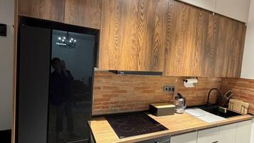 Een koelkast, een microgolfoven, een oven, een kookplaat