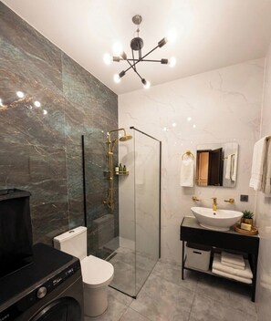Shower, hair dryer, towels - Tbilisi - Apartment - Central Location - Sleeps 2 (Tbilisi)