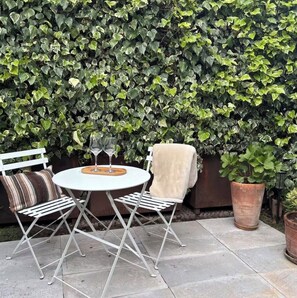 Outdoor dining - Andean Hideaway - Private Garden, City Views, Washing/dryer machine (Cusco)