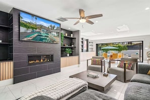 TV, fireplace, offices - The Retro Radiance PS (Palm Springs)