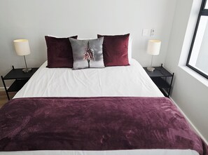 Tabla de planchar con plancha, internet y ropa de cama 