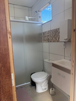 Ducha, toallas, jabón, papel higiénico