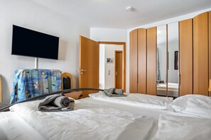 Tabla de planchar con plancha, wifi y ropa de cama 