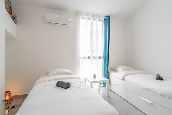 4 bedrooms, iron/ironing board, WiFi, bed sheets