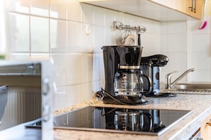 A kitchen with a coffee maker, a kettle, and a sink. - Apartment Albatros for 5 Guests (65 m²) with Private Beach Access in Seaside Breege-Juliusruh (Breege)