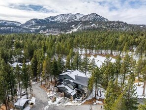 Exterior - NEW! Timbers #28 4-Bedroom Townhouse with Pool and Golf course view - Pets Allowed (Mammoth Lakes)