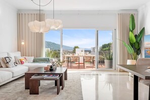 Smart TV - Luxurious Penthouse - View, Roof Terrace, 3BR/2BA (Benahavís)