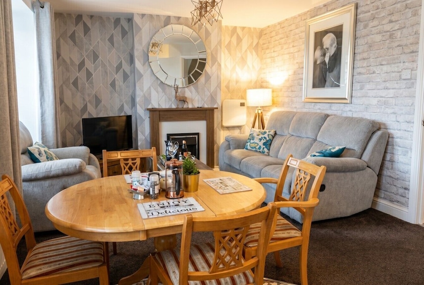 Characterful Top-floor Flat · Fireplace · Steps From Pleasure Beach - Blackpool