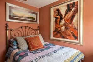 Escritorio, wifi y ropa de cama 