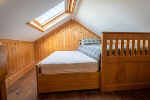 Desk, WiFi, bed sheets - Characterful top-floor flat · Fireplace · Steps from Pleasure Beach (Blackpool)