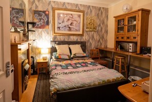Iron/ironing board, WiFi, bed sheets - Characterful Blackpool retreat with courtyard garden for three (Blackpool)
