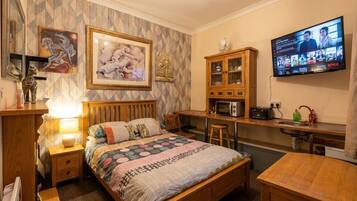 Iron/ironing board, WiFi, bed sheets
